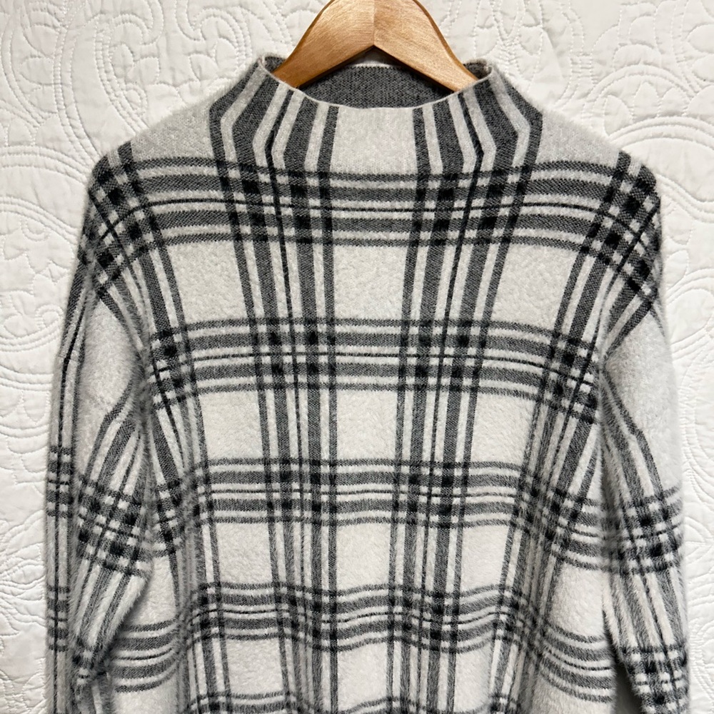Tahari  Plaid Women's Sweater - Gray and White